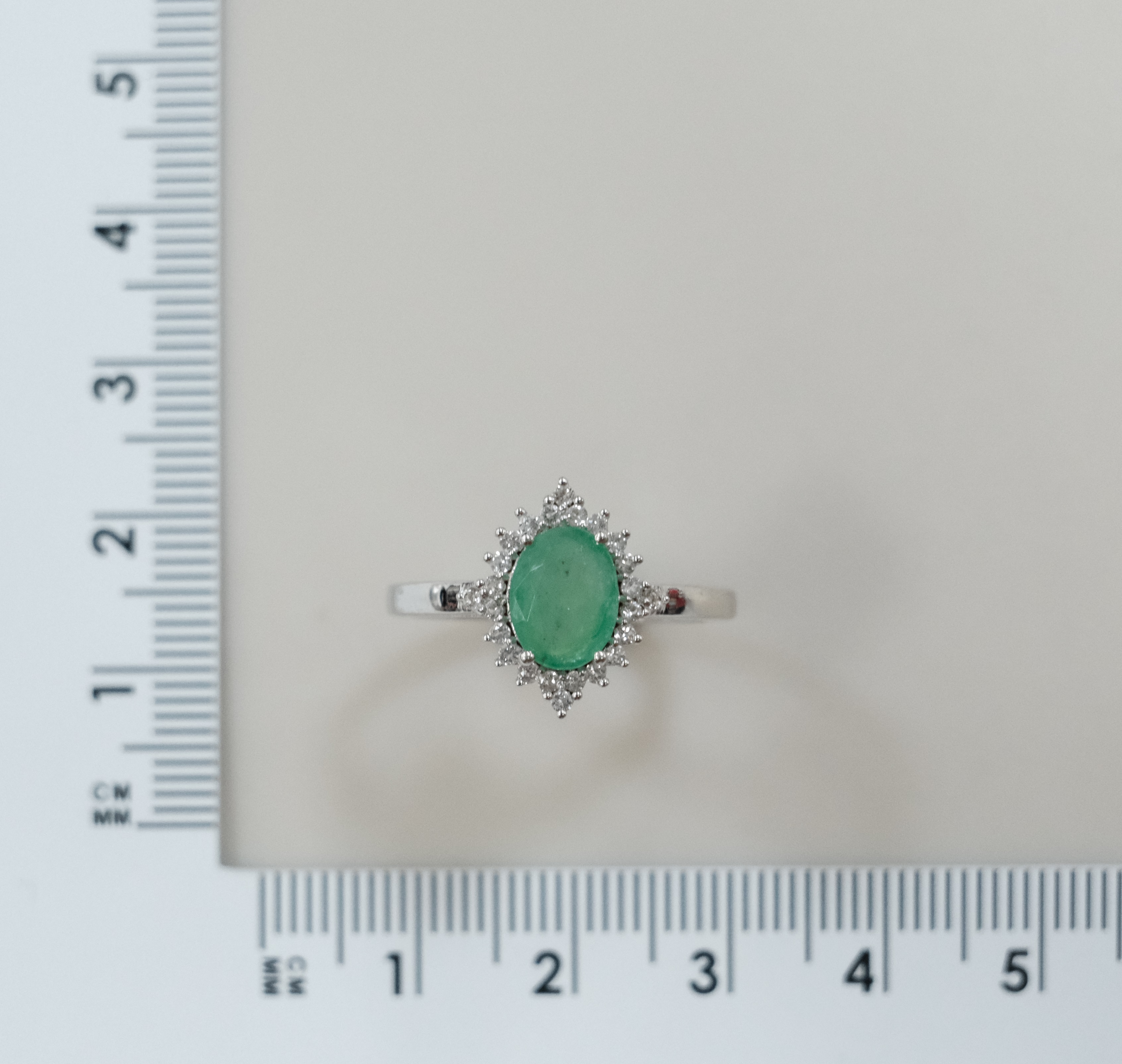 Серебряное кольцо с изумрудом